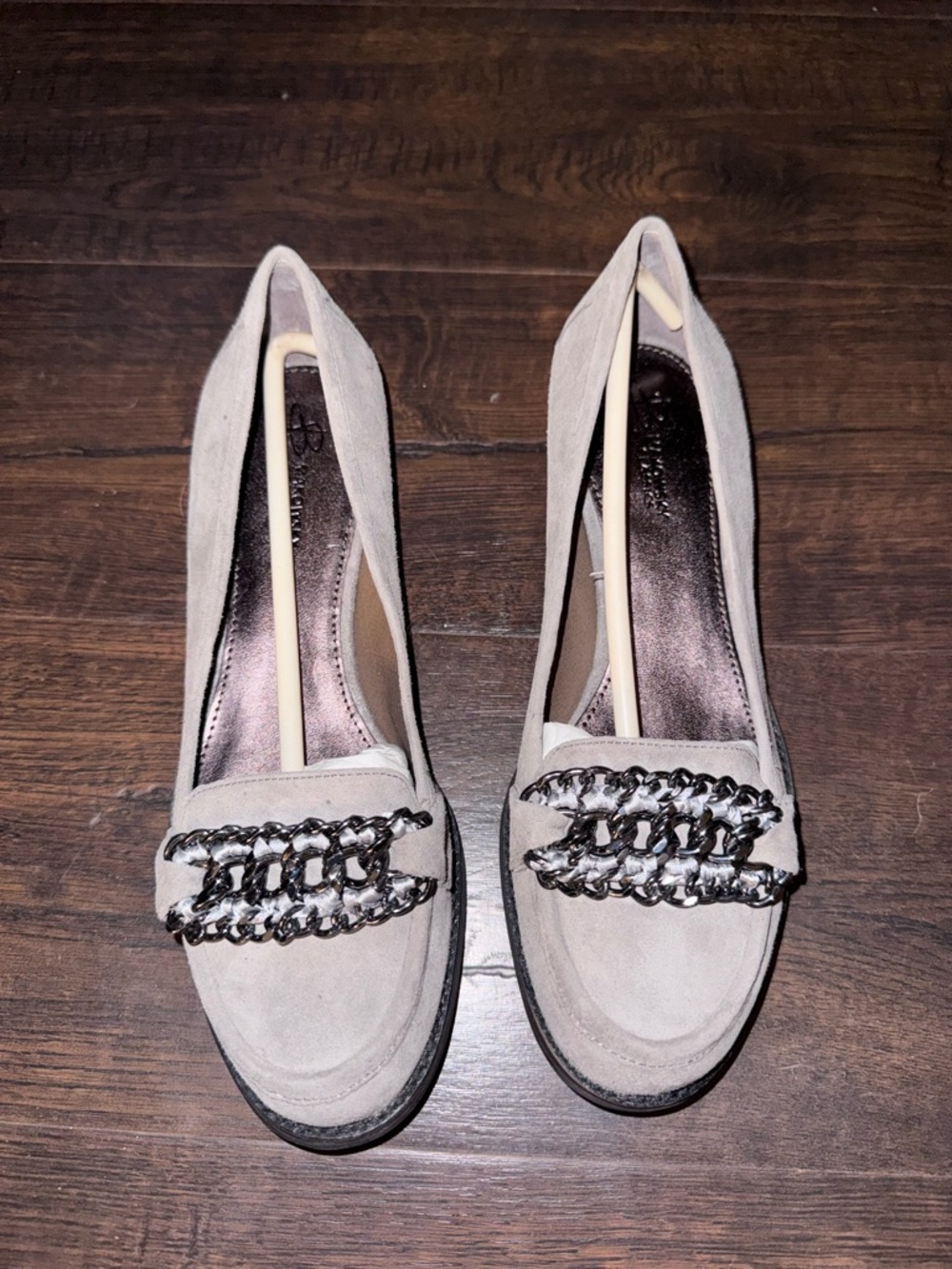 B. Makowsky Greer Grey Suede Loafers Women’s Size 7 NWB Chain Accent Low Heel